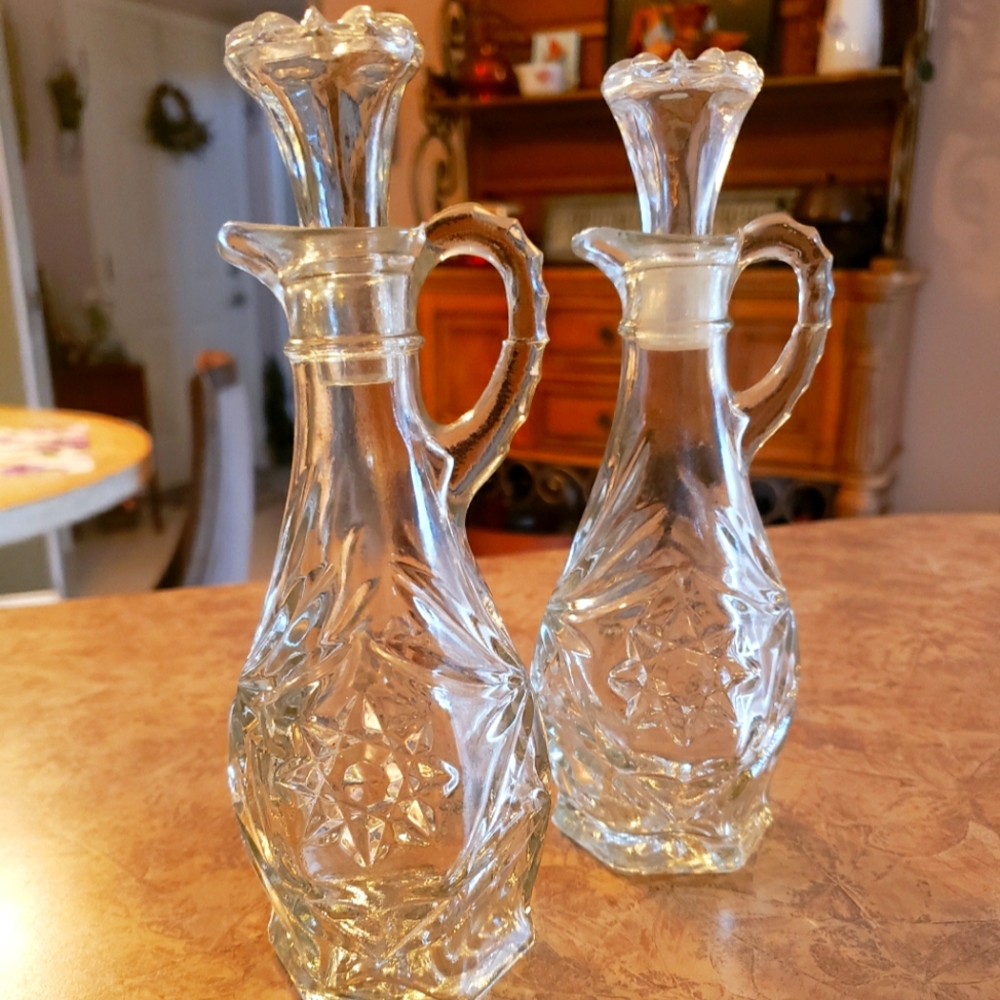 2 Vintage Anchor Hocking Oil & Vineger Glass Decanters With Glass Tops